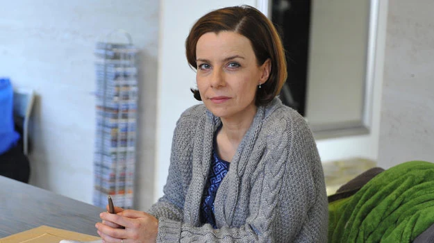 Tylko przez chwilę Carmen zazna spokoju. Po powrocie do Polski rodzinne kłopoty dadzą o sobie znać. Sytuację skomplikuje stan zdrowia jej ojca Tylko przez chwilę Carmen zazna spokoju. Po powrocie do Polski rodzinne kłopoty dadzą o sobie znać. Sytuację skomplikuje stan zdrowia jej ojca