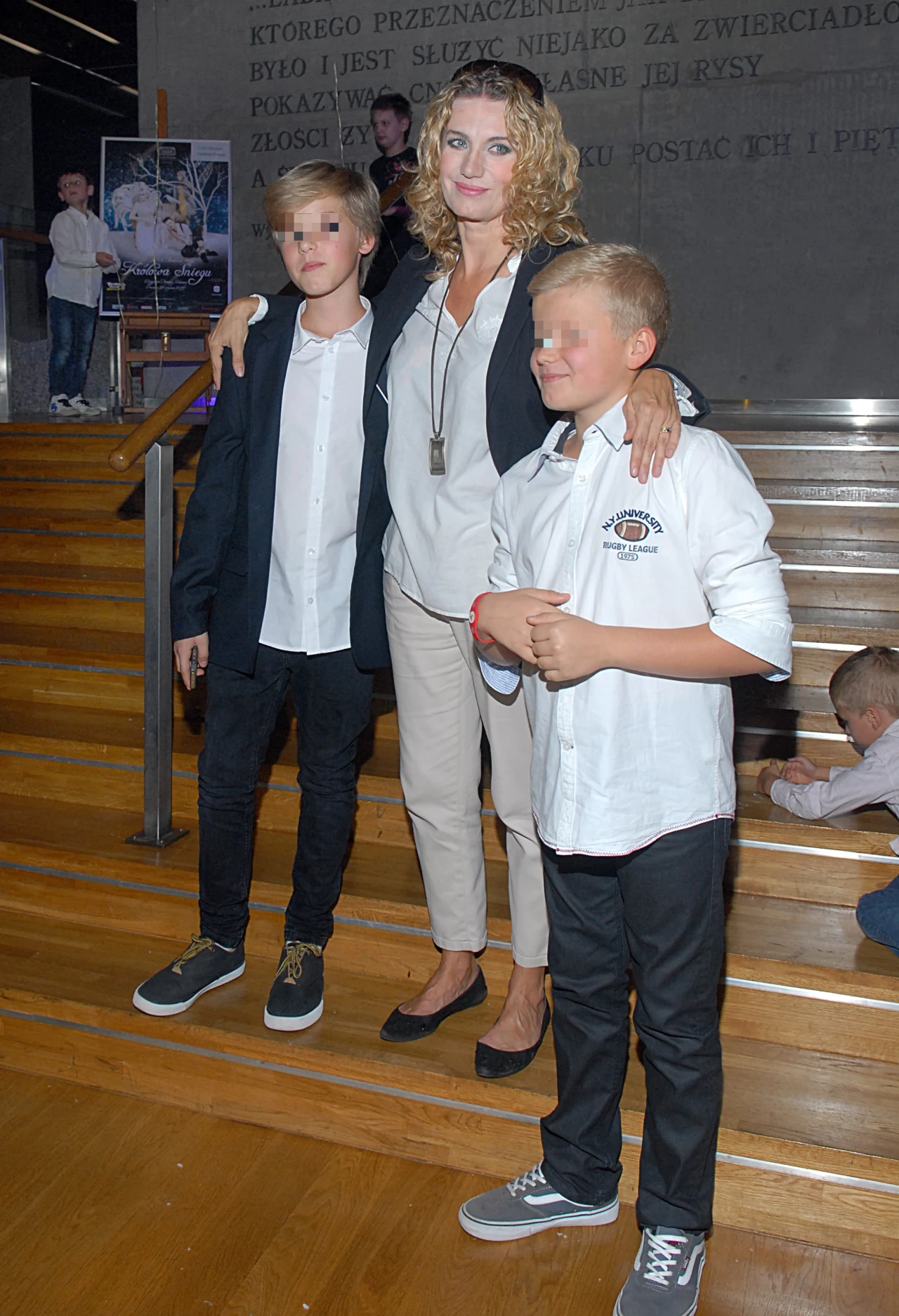 Joanna Trzepiecińska z synami  Joanna Trzepiecińska z synami
