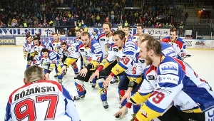 Dariusz Gruszka (1. z prawej) zostaje na kolejny sezon w Podhalu. Fot. Michał Adamowski/www.southnews.pl 