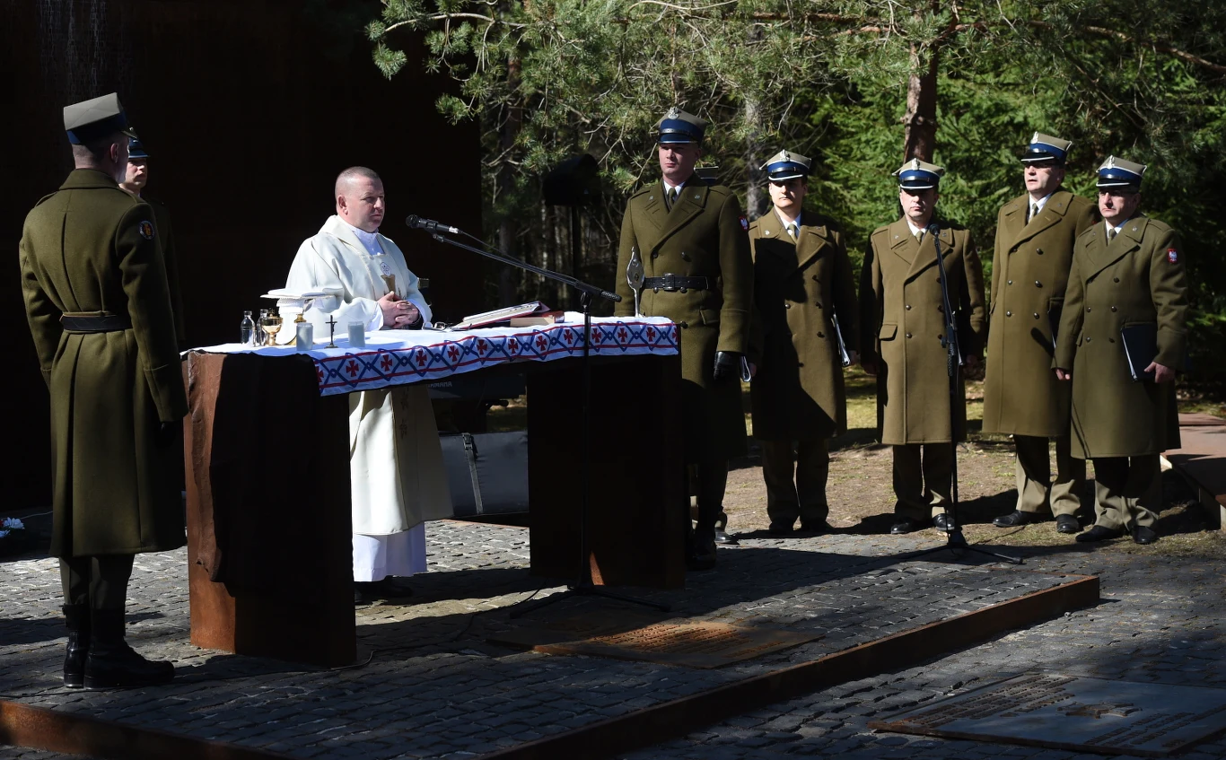 Ksiądz prałat płk. Jan Domian celebruje mszę świętą na uroczystych obchodach 75. rocznicy zbrodni katyńskiej