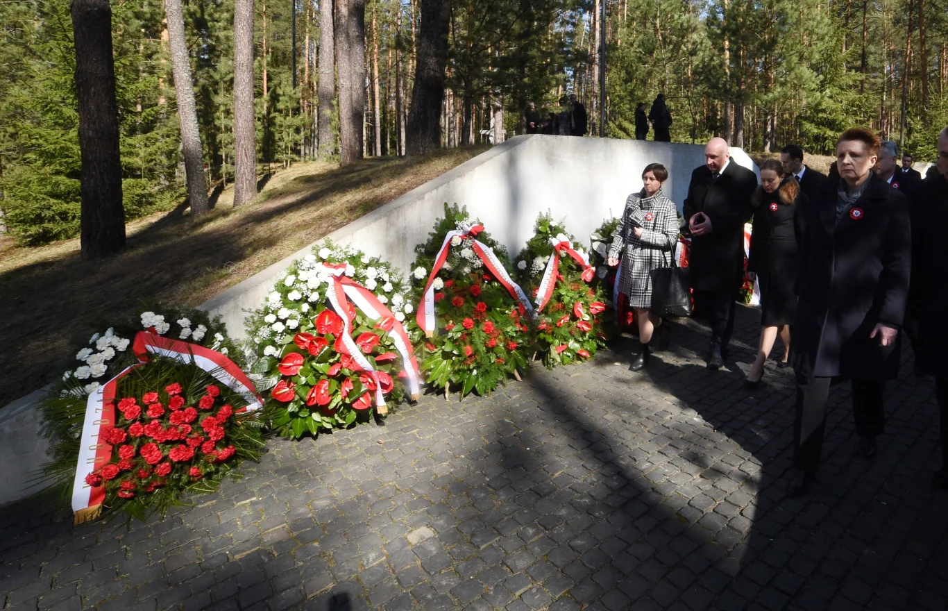 Minister kultury Małgorzata Omilanowska na uroczystych obchodach 75. rocznicy zbrodni katyńskiej