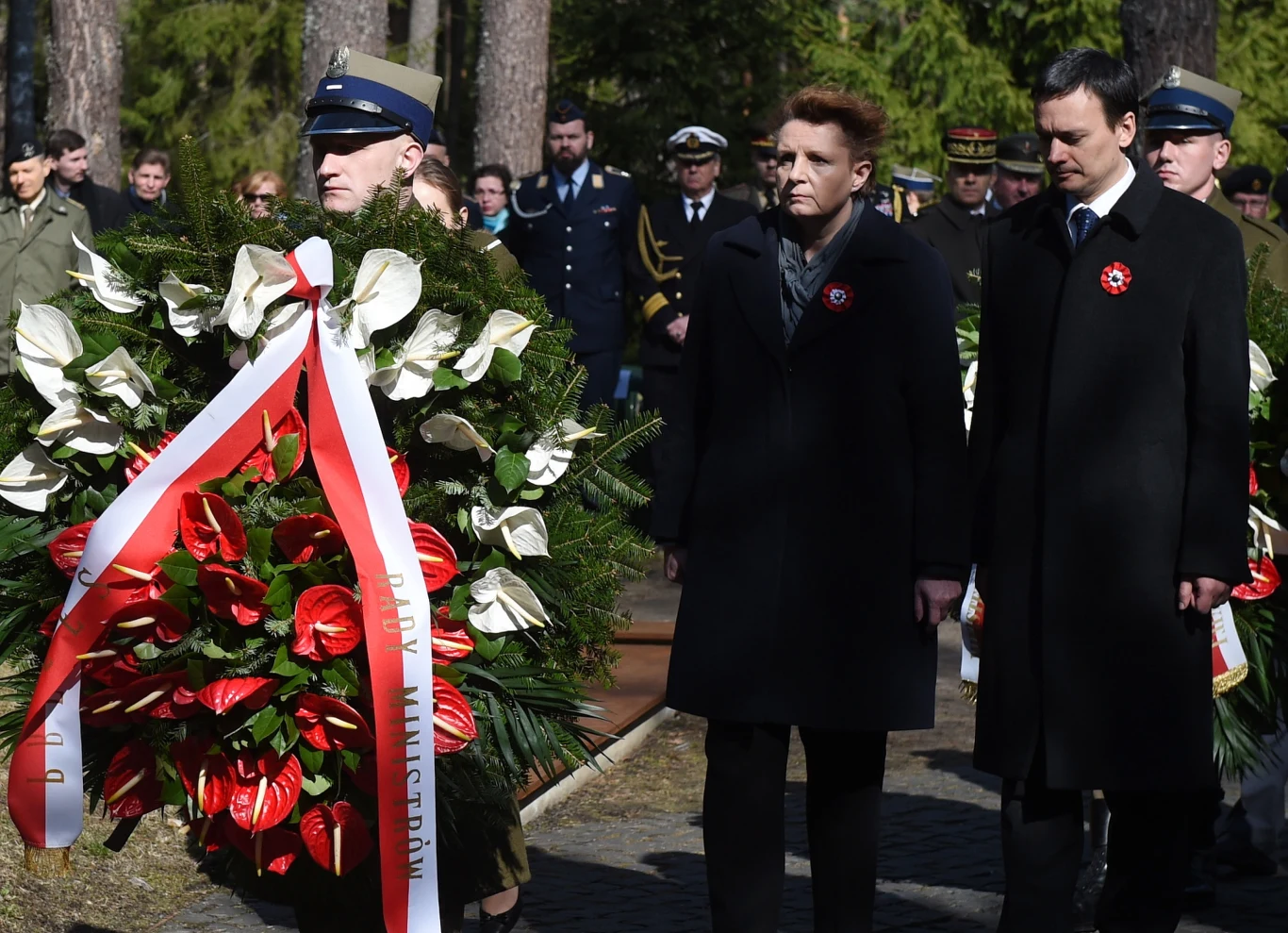 Minister kultury Małgorzata Omilanowska i szef KPRM Jacek Cichocki na uroczystych obchodach 75. rocznicy zbrodni katyńskiej