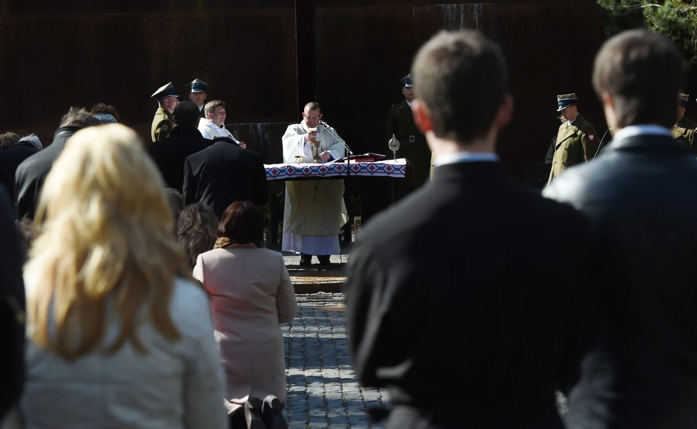 Ksiądz prałat płk. Jan Domian celebruje mszę świętą 