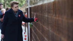 Minister kultury Małgorzata Omilanowska na uroczystych obchodach 75. rocznicy zbrodni katyńskiej