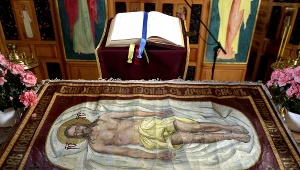 Płaszczenica z wizerunkiem umęczonego Chrystusa w greckokatolickiej cerkwi w Łuczycach