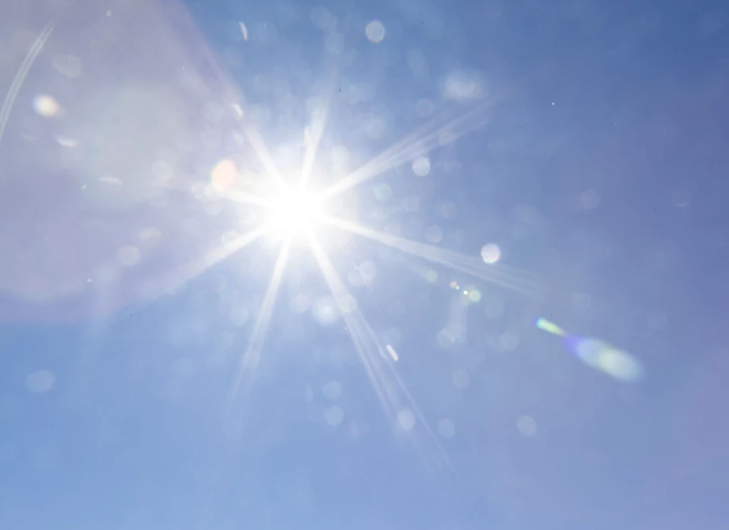 Jasne światło dzienne - powoduje, że jesteśmy bardziej pobudzeni, mamy więcej energii i większą motywację
