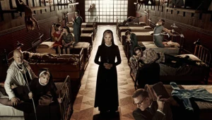 Siostra Jude (Jessica Lange) prowadzi zakład psychiatryczny dla obłąkanych. 