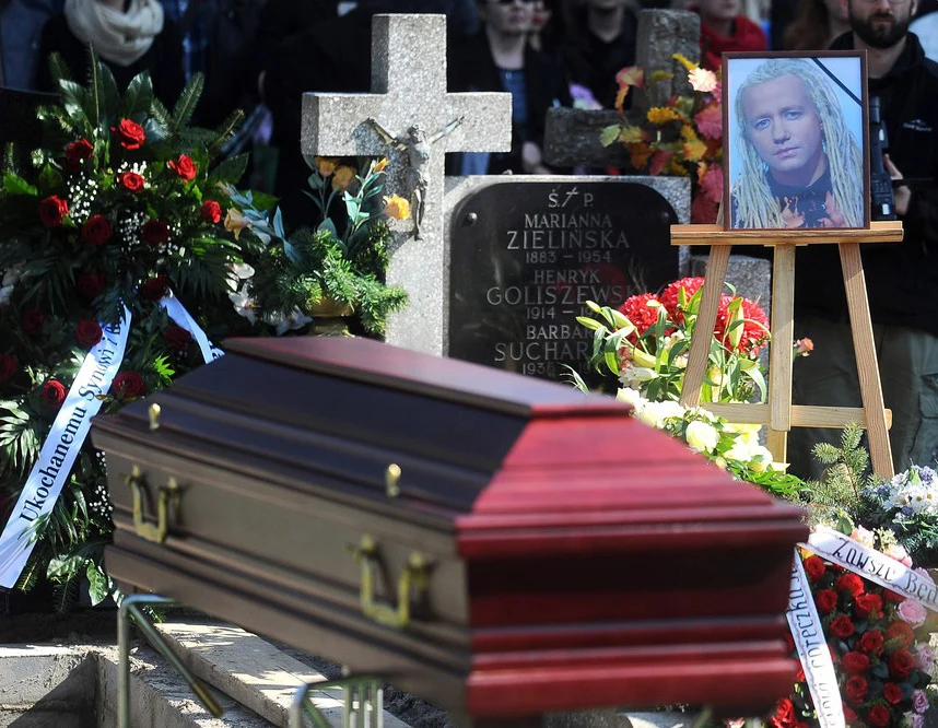 Robert Leszczyński pochowany został 10 kwietnia na Powązkach Wojskowych