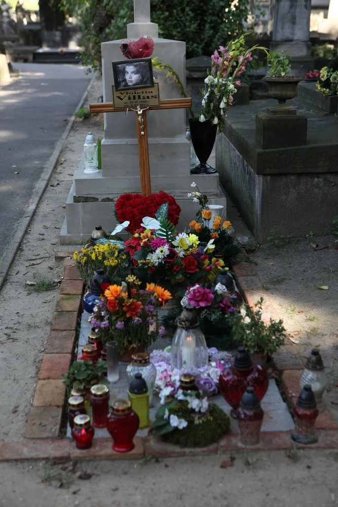 Skromny grób Violetty Villas na Starych Powązkach