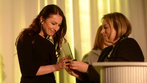  Justyna Kowalczyk (z lewej) otrzymuje statuetkę z rąk wicemarszałek Sejmu Wandy Nowickiej