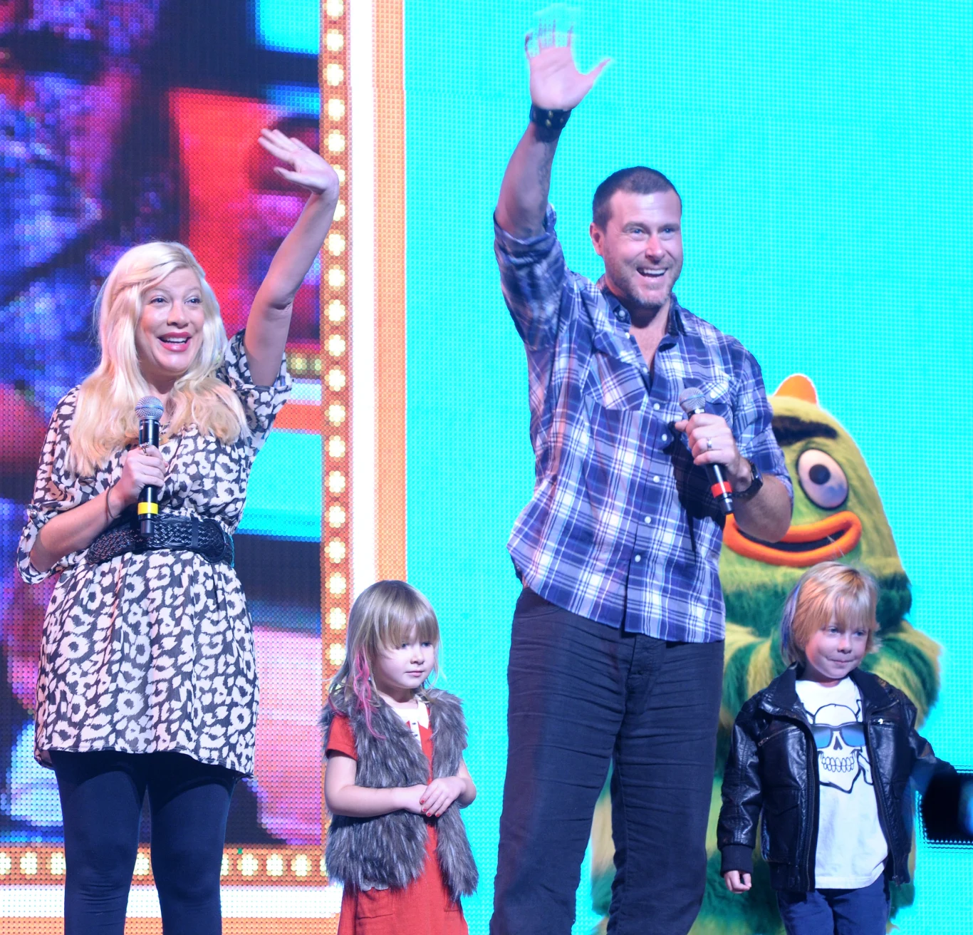 Tori Spelling z mężem i dziećmi Tori Spelling z mężem i dziećmi