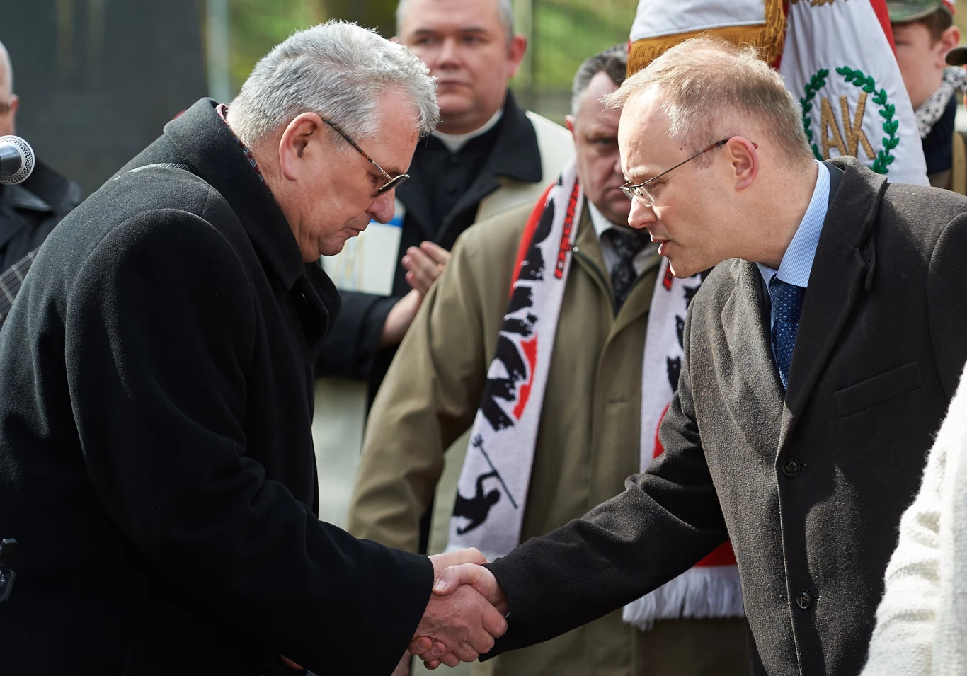 Prezes IPN Łukasz Kamiński ściska dłoń przedstawicielowi rodziny Danuty Siedzikówny Maciejowi Pawełkowi 