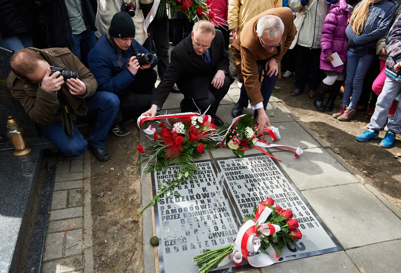 Prezes IPN Łukasz Kamiński i poseł PiS Kazimierz Smoliński składają kwiaty