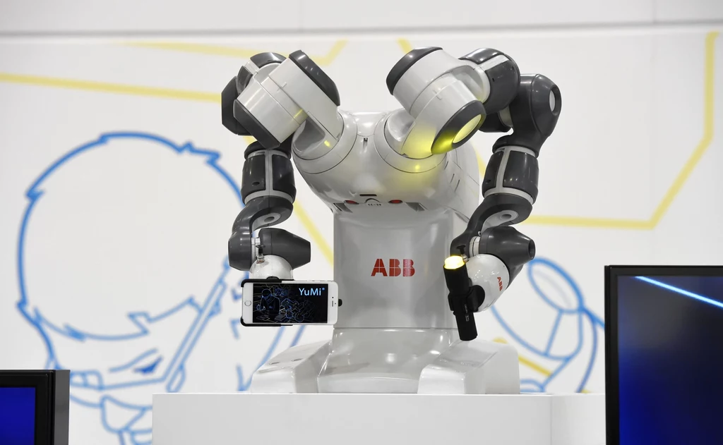 Robot Yumi służy głównie do skręcania i składania