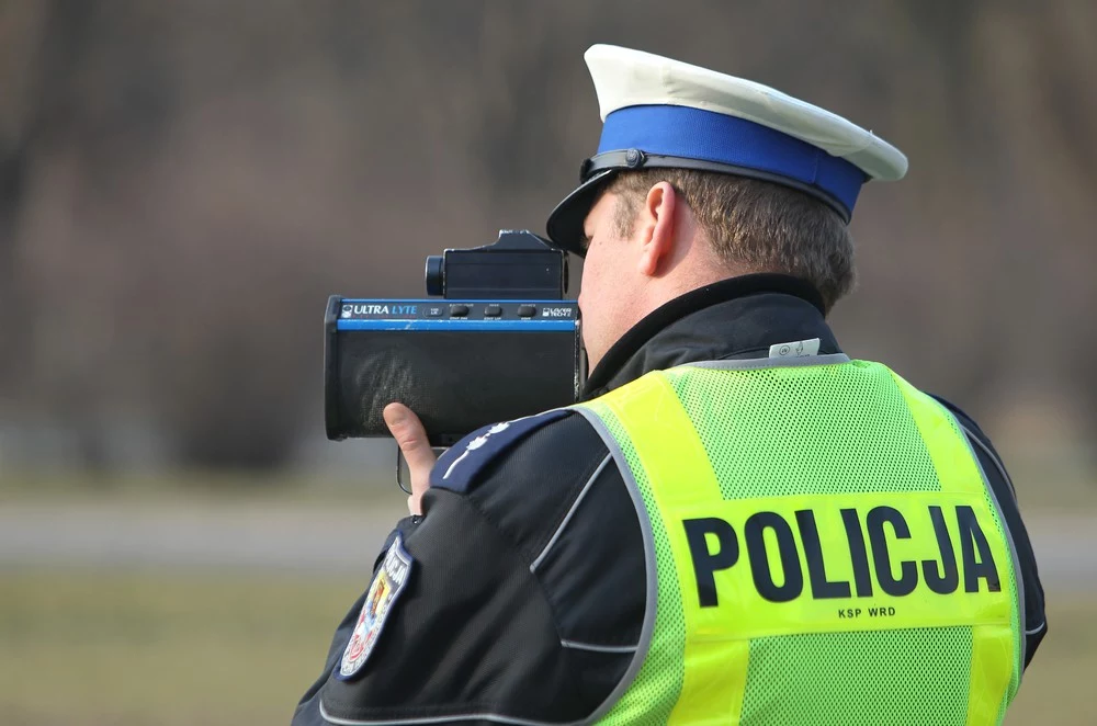 Za jazdę z prędkością ponad 100 km/h w terenie zabudowanym policjanci od razu na miejscu zabiorą prawo jazdy