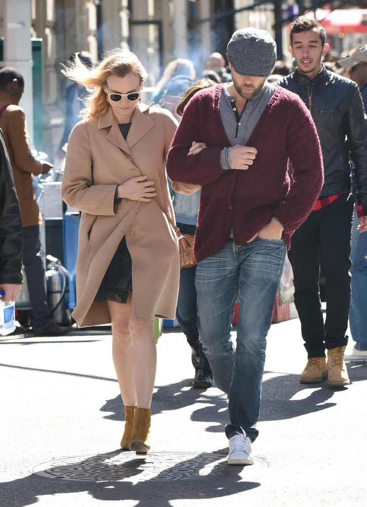 Aktorka zakryła brzuszek płaszczem Aktorka zakryła brzuszek płaszczem