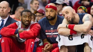 John Wall, Drew Gooden i Marcin Gortat na ławce rezerwowych