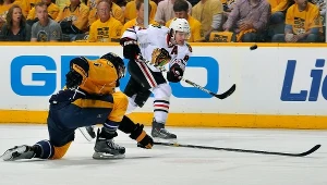Duncan Keith (z prawej) zapewnił wygraną Chicago Blackhawks