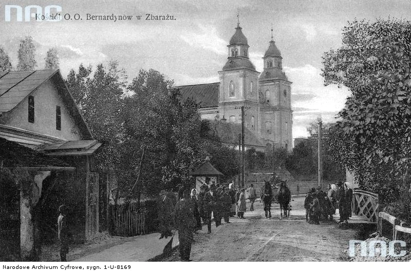 Zbaraż - fragment jednej z ulic miasta z widocznym w głębi kościołem oo. bernardynów