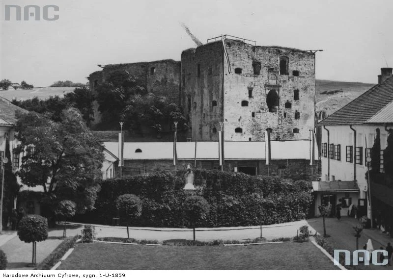 Jazłowiec - dziedziniec klasztoru sióstr niepokalanek i ruiny zamku Jazłowieckiego