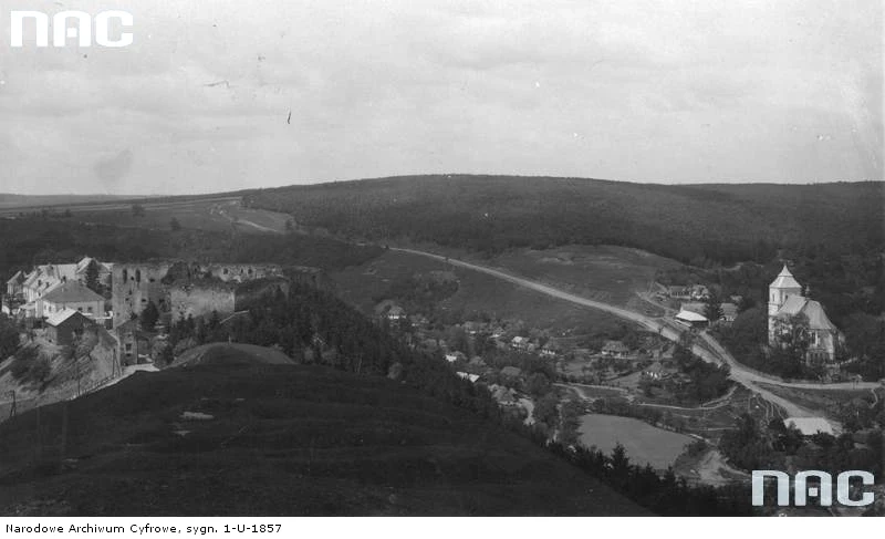 Jazłowiec - panorama miejscowości z widocznym kościołem Wniebowzięcia Najświętszej Maryi Panny i ruinami zamku