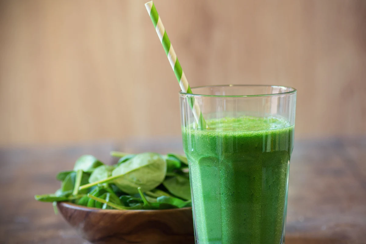 Szpinak to częsty składnik smoothie i koktajlów. To prosty sposób na włączenie go do swojego codziennego jadłospisu. 