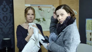 "Krew z krwi": Na początku Carmen (Agata Kulesza, z prawej) jest wobec Ewy zimna i oschła. Z czasem to się zmieni