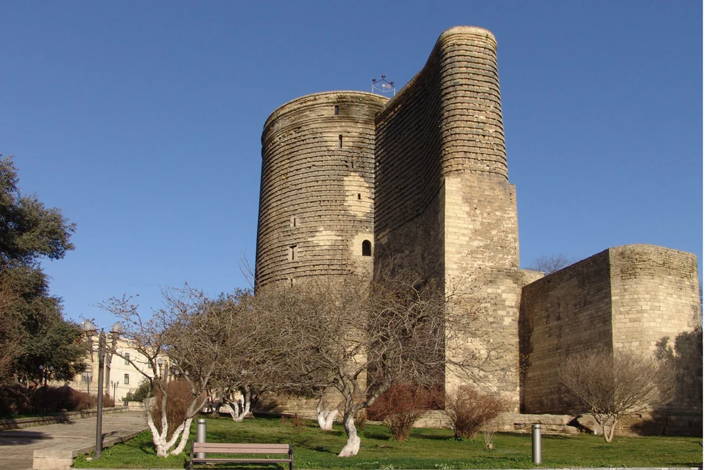 Wieża Dziewicza to jeden z najważniejszych zabytków Baku