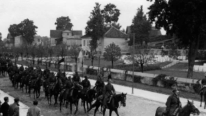 Polscy ułani wkraczający do Wilna. Przejazd obok cmentarza na Rossie