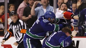 W końcówce mecz Vancouver Canucks z Calgary Flames przerodził się w jedną wielką bójkę
