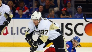 Gwiazda Pittsburgh Penguins Sidney Crosby w meczu z New York Rangers 