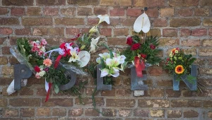 Kwiaty na napisie Polska na "Ścianie Narodów" w niemieckim obozie Ravensbrueck