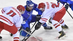 Maciej Urbanowicz i Kamil Kalinowski walczą o krążek z Antonem Bernardem