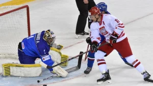 Leszek Laszkiewicz (P) w ataku na bramkę Włocha Andreasa Bernarda 