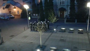 Zdjęcie zamieszczone na profilu "Antykongres" z podpisem: "Od frontu zbiera się prewencja", źródło: Facebook