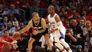 Chris Paul (z prawej) blokuje Tony'ego Parkera