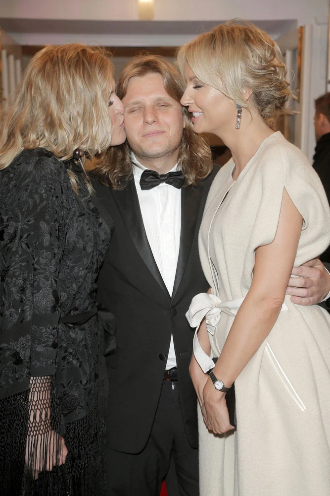 Chociaż dotychczas Agnieszka miała duże grono znajomych, ostatnio najwięcej czasu spędza z Piotrem i jego siostrą Julią. Chociaż dotychczas Agnieszka miała duże grono znajomych, ostatnio najwięcej czasu spędza z Piotrem i jego siostrą Julią.