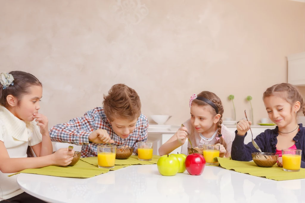 Sposób żywienia przedszkolaków różni się pomiędzy placówkami i uzależniony jest od wiedzy i świadomości osób odpowiedzialnych za nie.