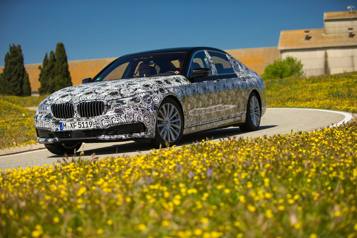 BMW serii 7 w kamuflażu
