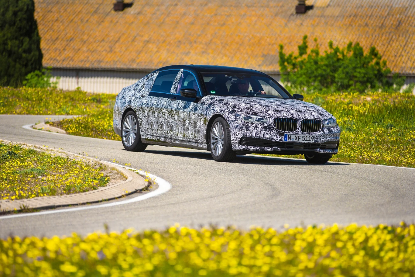 BMW serii 7 w kamuflażu