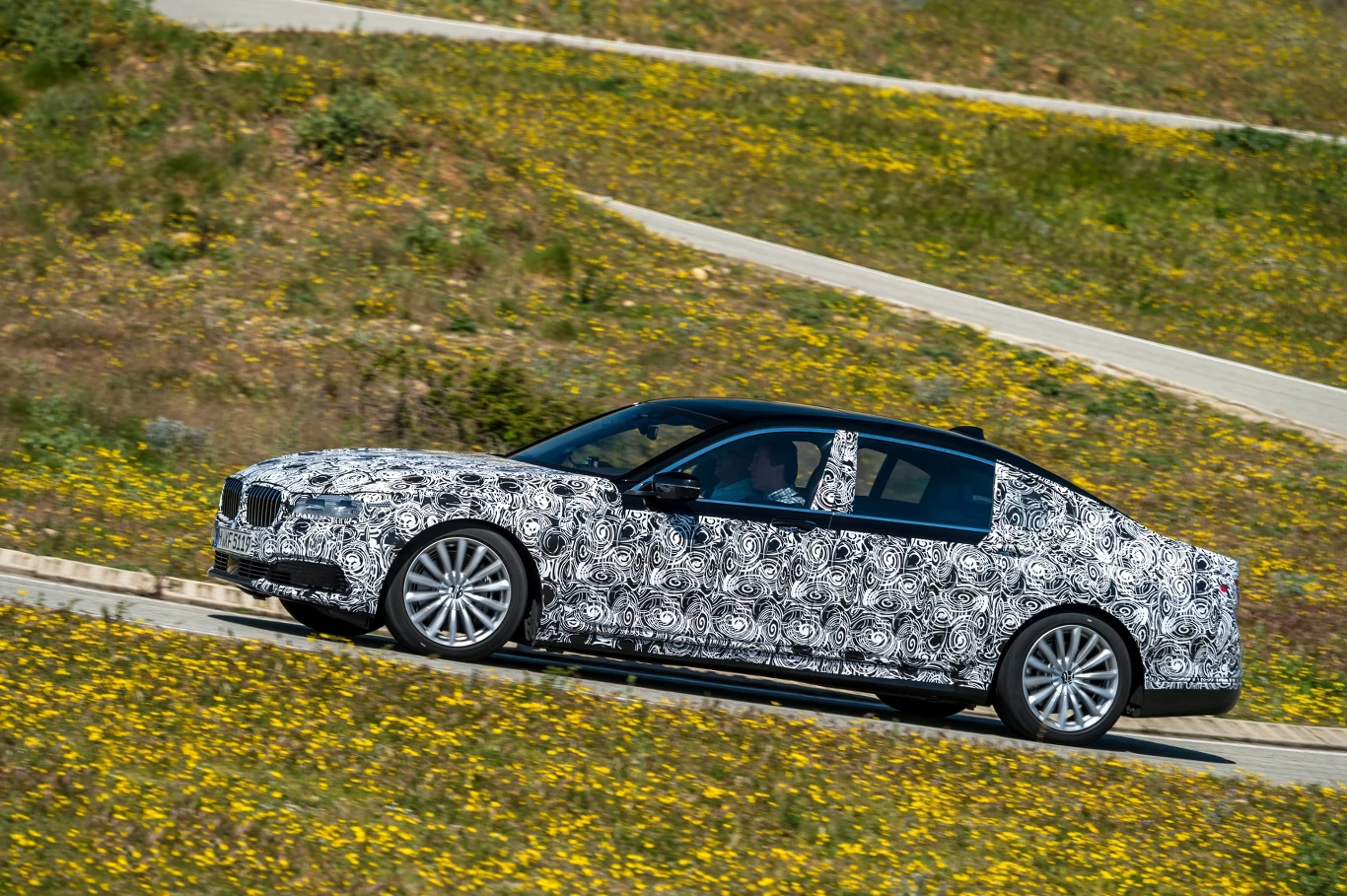 BMW serii 7 w kamuflażu