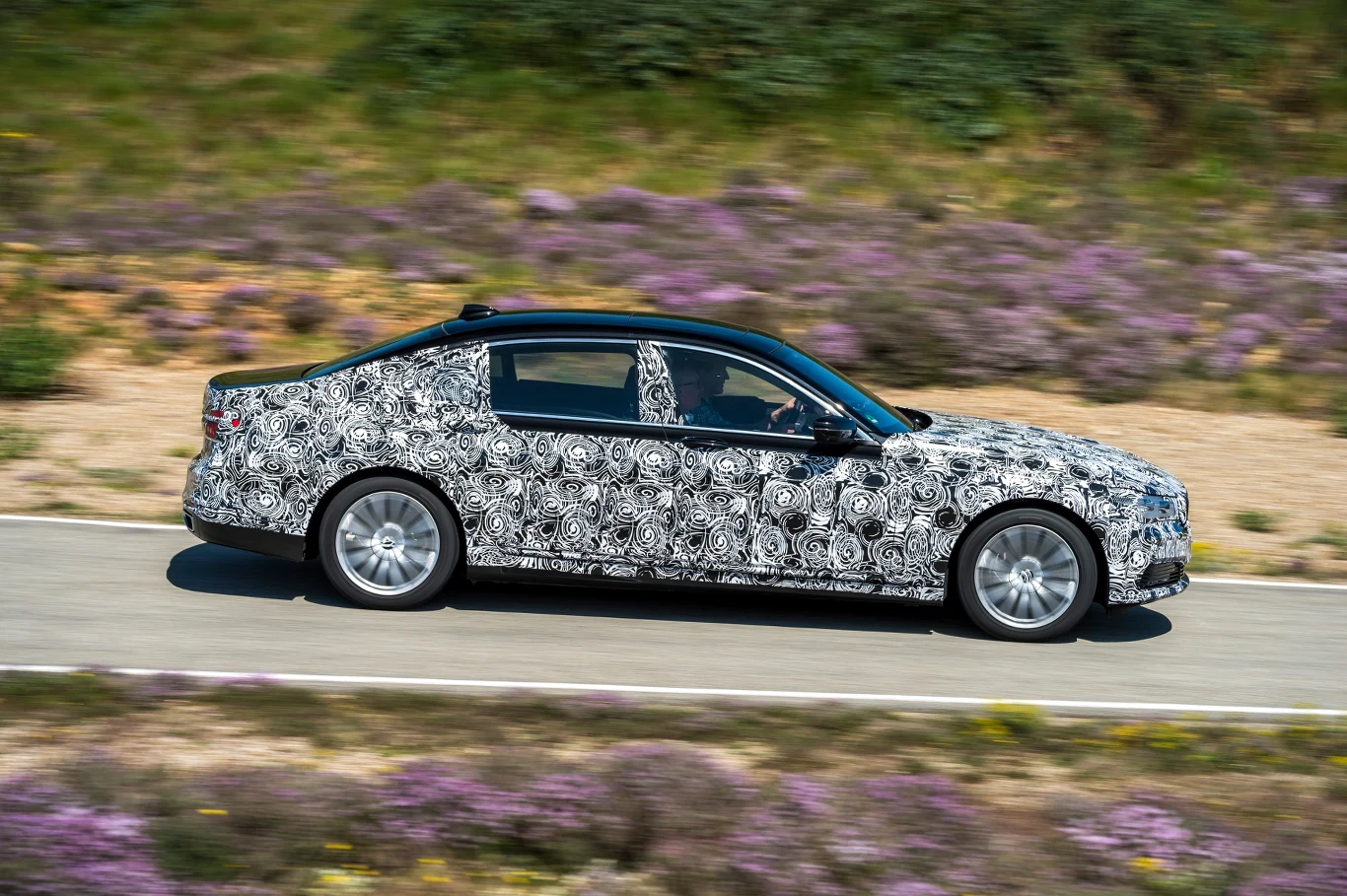 BMW serii 7 w kamuflażu