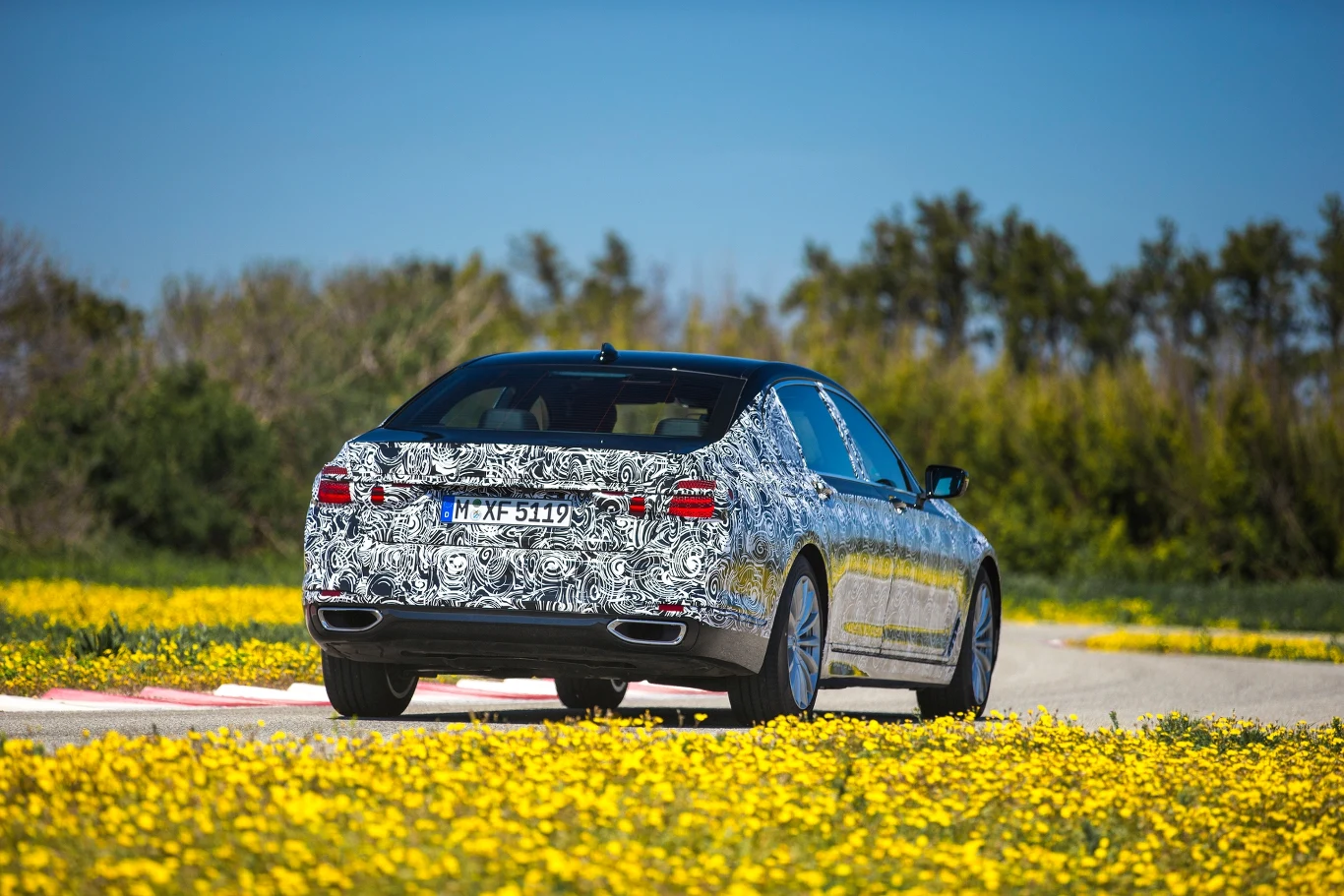 BMW serii 7 w kamuflażu