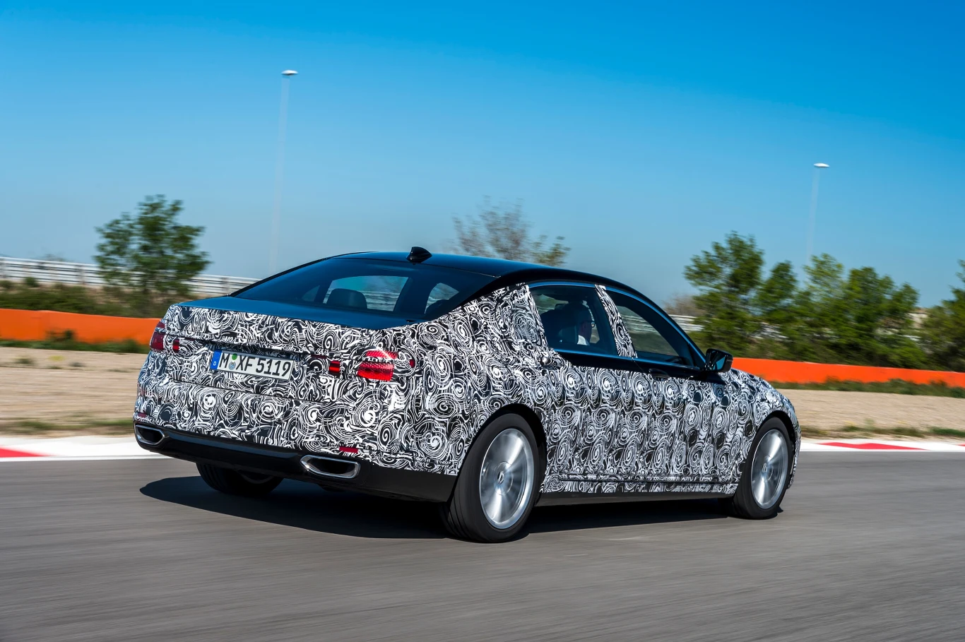 BMW serii 7 w kamuflażu