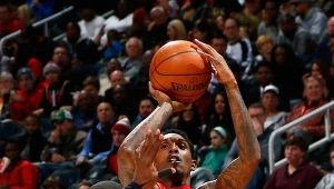 Lou Williams (z piłką)