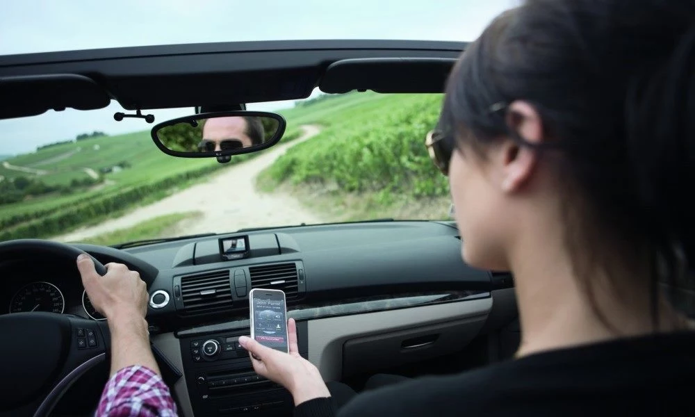 Nawet niektóre modele auto mające więcej niż 10 lat mają zestaw głośnomówiący korzystajcy z Bluetooth - warto z niego skorzystać