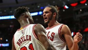 Jimmy Butler i Joakim Noah z Chicago Bulls