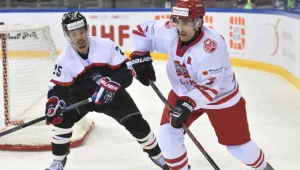 Przy krążku Adam Bagiński w meczu z Japonią