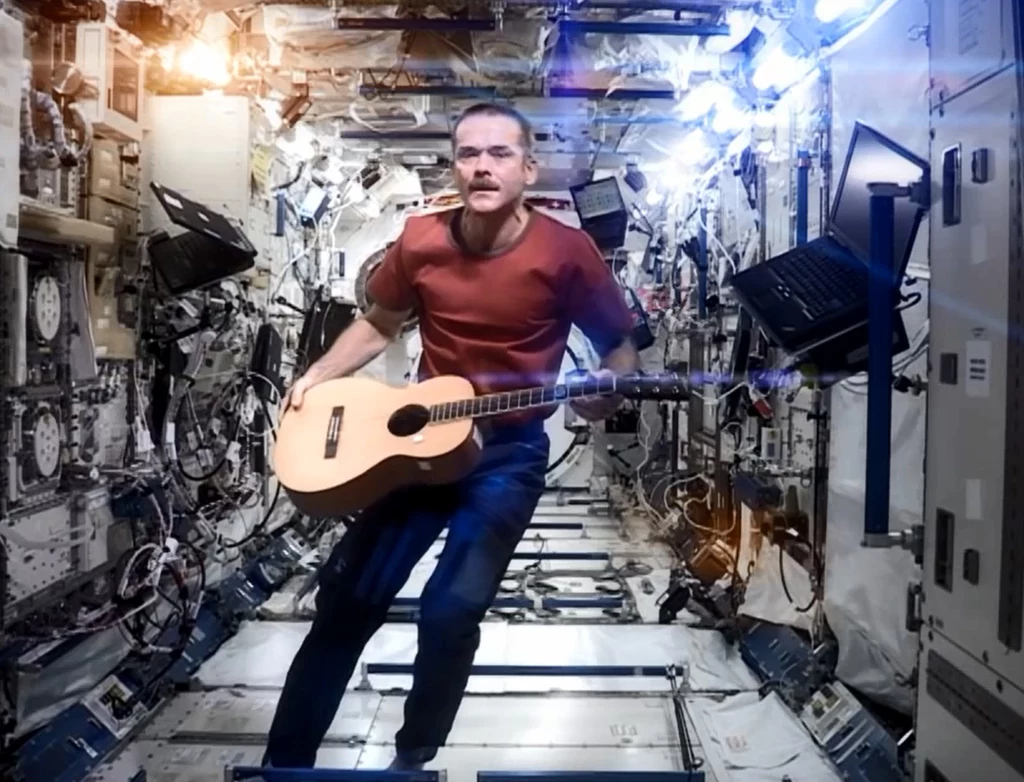 Chris Hadfield w trakcie wykonywania "Space Oddity"