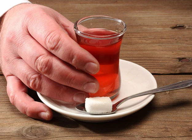Nie wyobrażasz sobie herbaty lub kawy bez cukru? Pomożemy ci zmienić nawyki